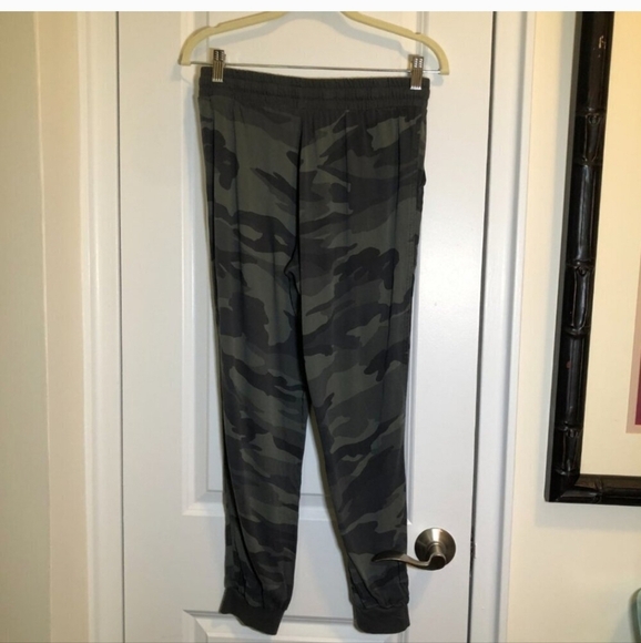Splendid Super Soft Camouflage Joggers Size XS EUC - Picture 12 of 13